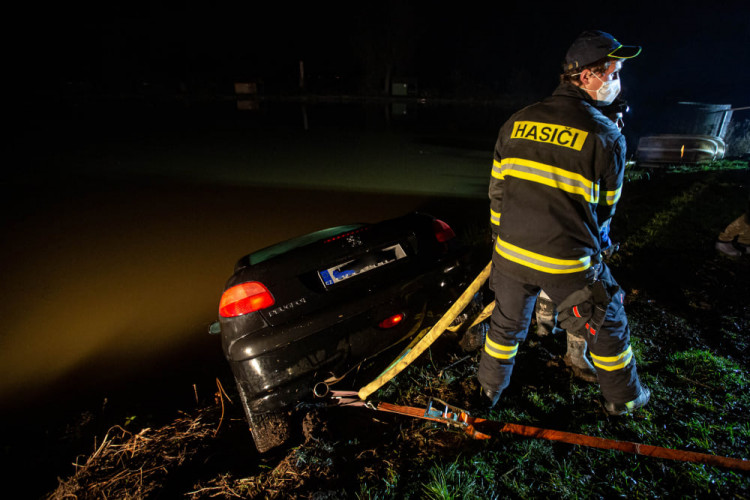 V Černožicích sjelo auto do rybníka. Vytáhnout ho musel potápěč