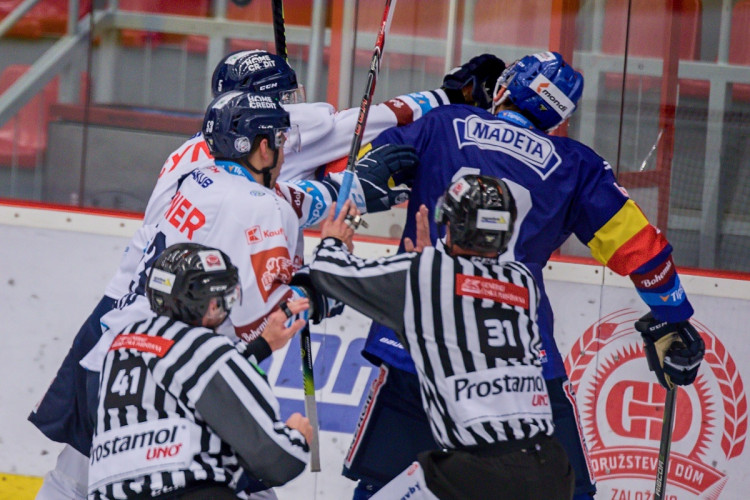 FOTOGALERIE: Nepomohl ani fantastický Patera. Motor čeká na první domácí výhru, v nájezdech podlehl Liberci