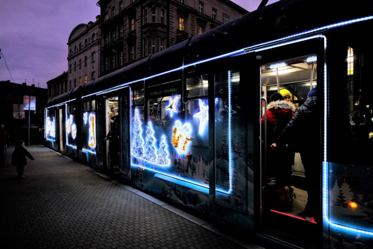 FOTOGALERIE: Vánoční strom a vánoční tramvaj