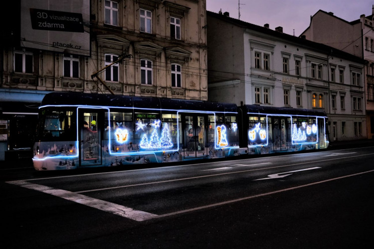 FOTOGALERIE: Vánoční strom a vánoční tramvaj