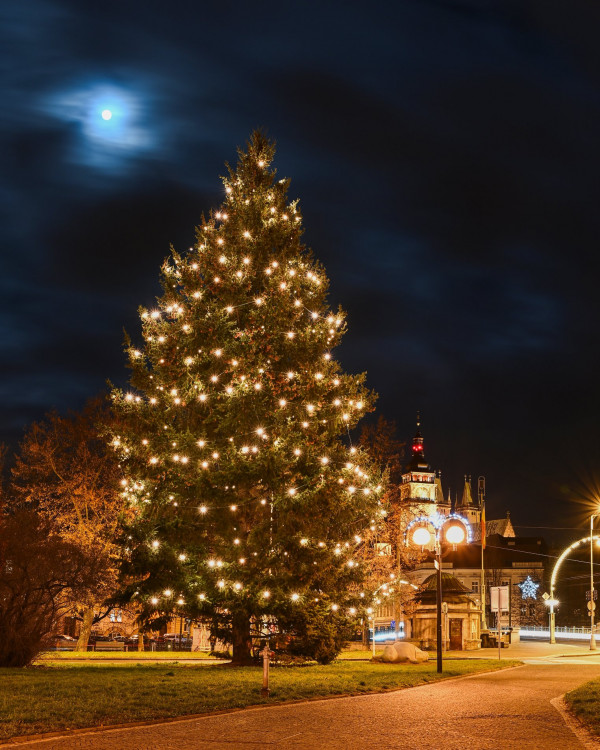 GALERIE: Vánočně osvícený Hradec Králové