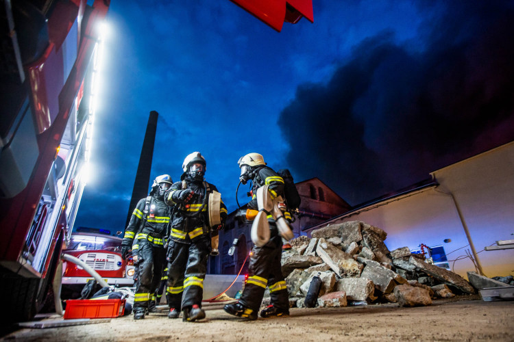 Na tuto událost budeme dlouho vzpomínat – požár haly firmy HAUK s.r.o. v Polici nad Metují 6. 5. 2020. S rychle šířícími se plameny bojovalo celkem 16 jednotek požární ochrany, vyhlášen byl 3. stupeň požárního poplachu. Škoda se vyšplhala asi na 100 milio