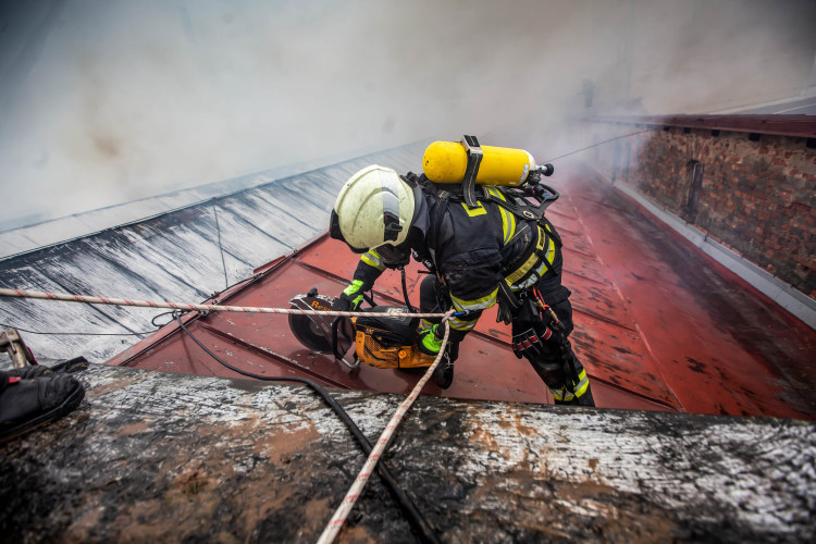 Na tuto událost budeme dlouho vzpomínat – požár haly firmy HAUK s.r.o. v Polici nad Metují 6. 5. 2020. S rychle šířícími se plameny bojovalo celkem 16 jednotek požární ochrany, vyhlášen byl 3. stupeň požárního poplachu. Škoda se vyšplhala asi na 100 milio