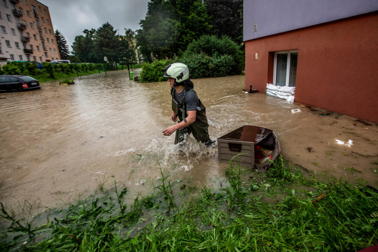 O rozmarech počasí už řeč byla, v letošním roce nás potrápila i velká voda. Fotografie zachycují povodně, které zasáhly v červnu Rychnovsko. Mimo náš rajón jsme pomáhali také při odstraňování následků povodní v Pardubickém kraji. Dobrovolné jednotky z Hra