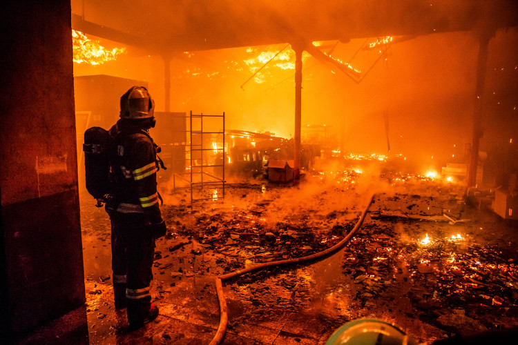 Na tuto událost budeme dlouho vzpomínat – požár haly firmy HAUK s.r.o. v Polici nad Metují 6. 5. 2020. S rychle šířícími se plameny bojovalo celkem 16 jednotek požární ochrany, vyhlášen byl 3. stupeň požárního poplachu. Škoda se vyšplhala asi na 100 milio