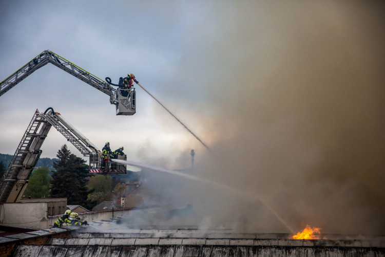Na tuto událost budeme dlouho vzpomínat – požár haly firmy HAUK s.r.o. v Polici nad Metují 6. 5. 2020. S rychle šířícími se plameny bojovalo celkem 16 jednotek požární ochrany, vyhlášen byl 3. stupeň požárního poplachu. Škoda se vyšplhala asi na 100 milio
