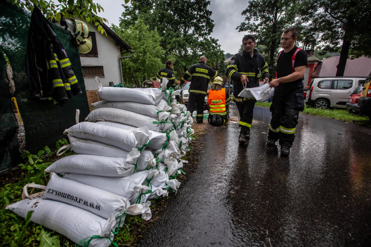 O rozmarech počasí už řeč byla, v letošním roce nás potrápila i velká voda. Fotografie zachycují povodně, které zasáhly v červnu Rychnovsko. Mimo náš rajón jsme pomáhali také při odstraňování následků povodní v Pardubickém kraji. Dobrovolné jednotky z Hra