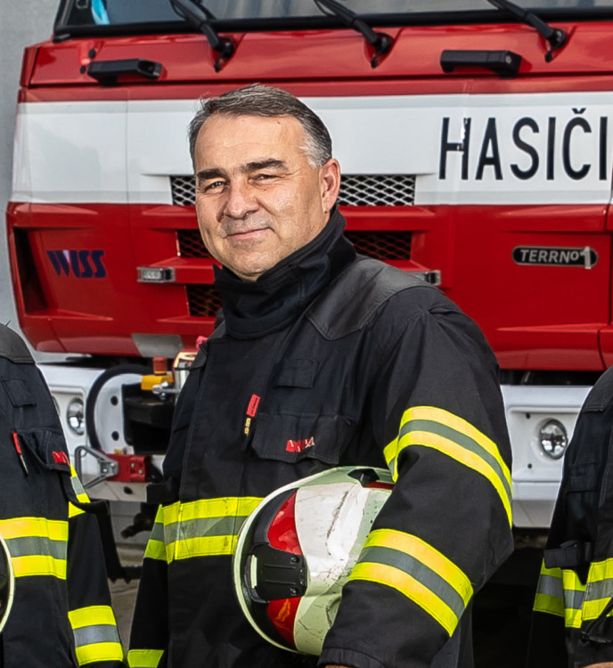 Rok 2020 nám mnohé dal, ale zároveň také bral. Náhle nás navždy opustil dlouholetý kolega, kamarád a vážený velitel čety směny B na centrální stanici v Hradci Králové ppor. Bc. Václav Klíma. Stále na něj v dobrém vzpomínáme a touto vzpomínkou také uzavírá