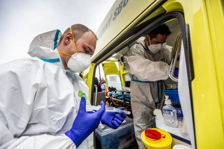 V listopadu 2020 začal fungovat mobilní odběrový tým HZS Královéhradeckého kraje. Skupina složená z příslušníků – zdravotnických záchranářů a dalších hasičů asistentů pomáhala s prováděním odběrů vzorků na onemocnění COVID-19 především u občanů, kteří se