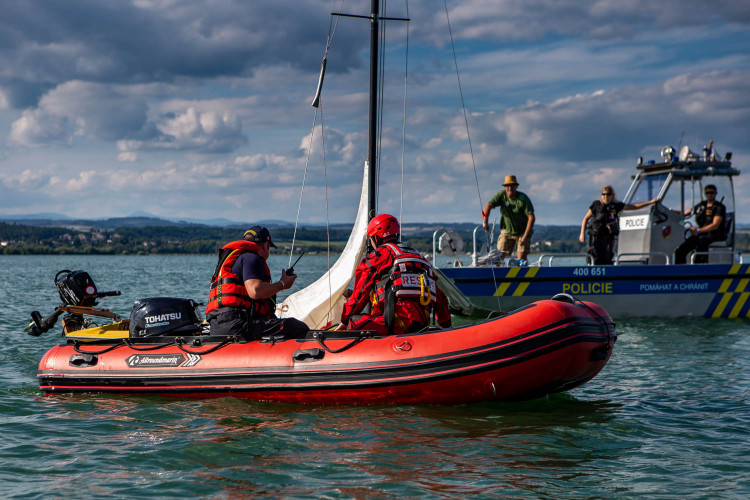 Naším revírem nejsou jen požářiště, silnice a suchozemský terén. Pomáháme také při záchraně osob z vody na hladině „východočeského moře“ – vodní nádrže Rozkoš.