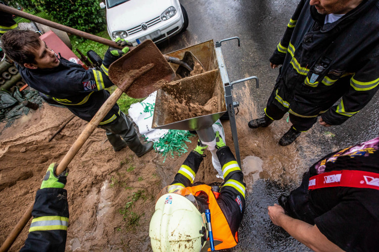 O rozmarech počasí už řeč byla, v letošním roce nás potrápila i velká voda. Fotografie zachycují povodně, které zasáhly v červnu Rychnovsko. Mimo náš rajón jsme pomáhali také při odstraňování následků povodní v Pardubickém kraji. Dobrovolné jednotky z Hra