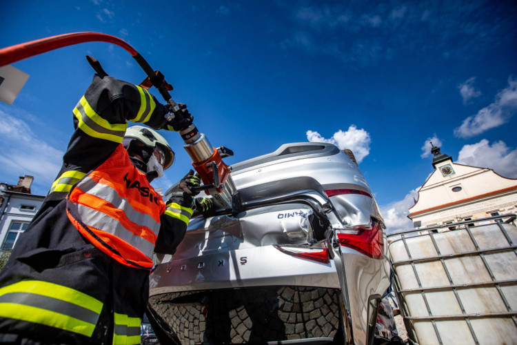 Letos v září uspořádal HZS KHK krajskou soutěž ve vyprošťování u dopravních nehod pro příslušníky z Královéhradeckého a Pardubického kraje. Fiktivní dopravní nehody se odehrály na náměstí T. G. Masaryka ve Dvoře Králové nad Labem. Vítězným družstvem HZS K