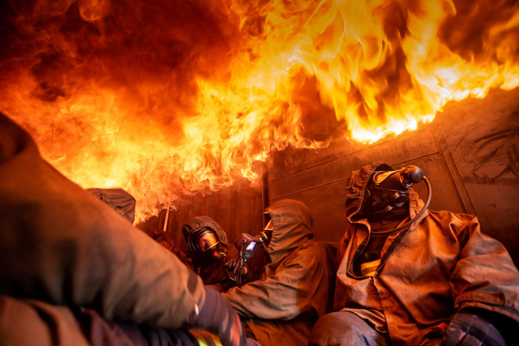 Příslušníci HZS Královéhradeckého kraje prochází každoročně odbornou přípravou v zařízeních simulujících reálné podmínky požáru, pravidelně využívají tzv. FLASHOVER kontejner na sportovním stadionu HZS Pardubického kraje ve Vysokém Mýtě.