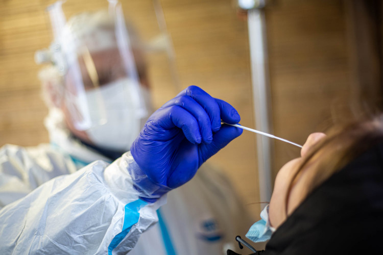 V listopadu 2020 začal fungovat mobilní odběrový tým HZS Královéhradeckého kraje. Skupina složená z příslušníků – zdravotnických záchranářů a dalších hasičů asistentů pomáhala s prováděním odběrů vzorků na onemocnění COVID-19 především u občanů, kteří se