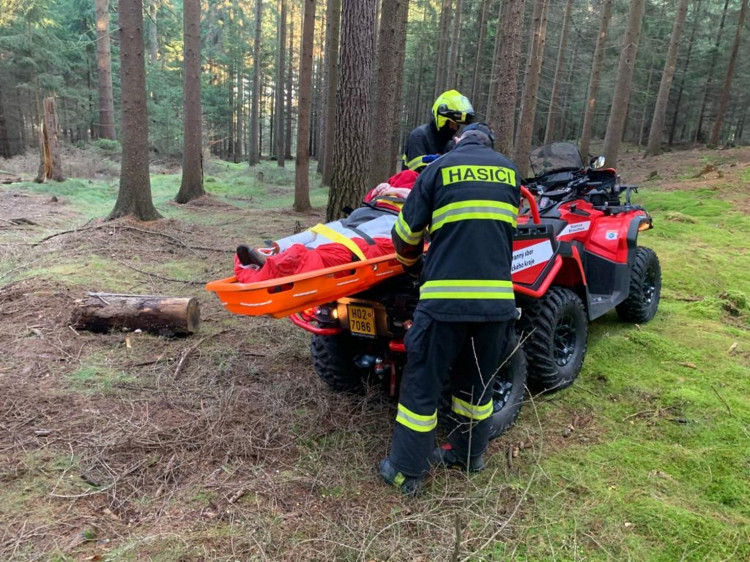 Šíření onemocnění COVID-19 omezilo cestování do zahraničí, o to více návštěvníků vzalo útokem naše známé turistické oblasti. V pohotovosti tak byla letos několikrát i terénní šestikolka broumovských profesionálních hasičů, aby pomohla s transportem zraněn