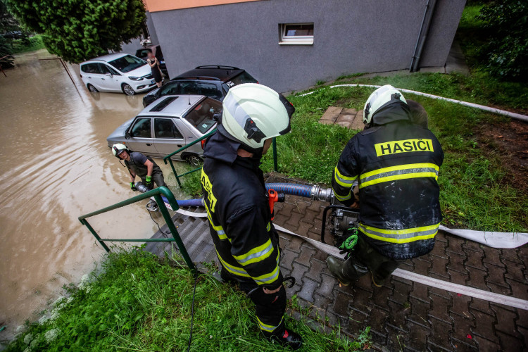 O rozmarech počasí už řeč byla, v letošním roce nás potrápila i velká voda. Fotografie zachycují povodně, které zasáhly v červnu Rychnovsko. Mimo náš rajón jsme pomáhali také při odstraňování následků povodní v Pardubickém kraji. Dobrovolné jednotky z Hra