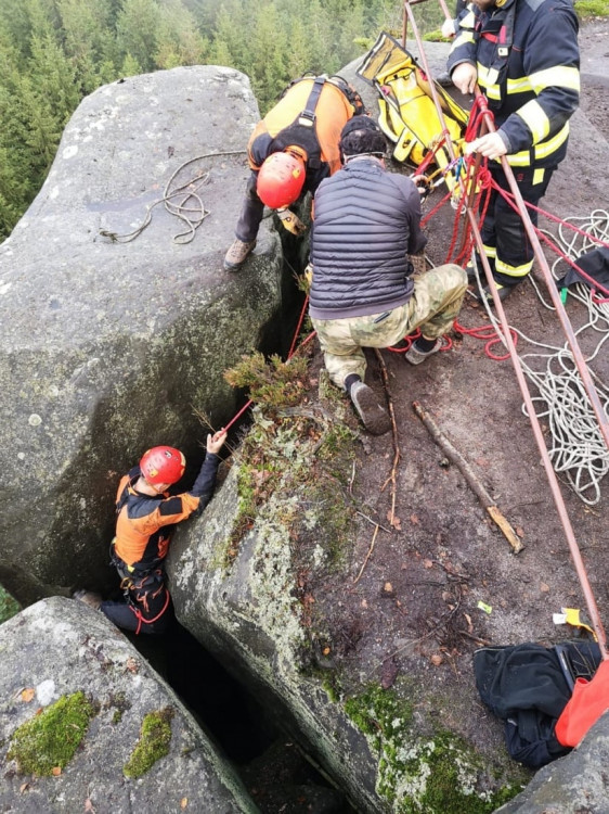 Šťastný konec měla v listopadový sváteční den záchrana psa, který spadl v lokalitě Ostaš do skalní rozsedliny. Situace nevypadala pro čtyřnohého horolezce nijak růžově, ale naši hasiči se jen tak nevzdávají. Lezci se ke zvířeti slanili cca 10 m pod úroveň