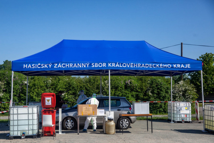 Návrat do práce? S negativním testem. Takto jsme pomohli se zajištěním odběrového místa pro pracovníky závodu Škoda Auto v Kvasinách v květnu 2020. Odběrové místo vyrostlo za naší technické podpory v Rychnově nad Kněžnou.