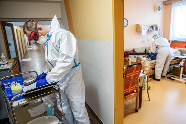 V listopadu 2020 začal fungovat mobilní odběrový tým HZS Královéhradeckého kraje. Skupina složená z příslušníků – zdravotnických záchranářů a dalších hasičů asistentů pomáhala s prováděním odběrů vzorků na onemocnění COVID-19 především u občanů, kteří se