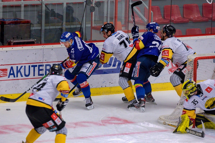 FOTOGALERIE: Druhé vítězství v řadě. Motoru se začíná dařit, v Budvar aréně přehrál Litvínov 4:3