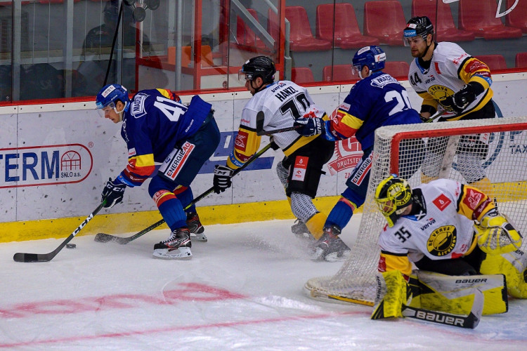 FOTOGALERIE: Druhé vítězství v řadě. Motoru se začíná dařit, v Budvar aréně přehrál Litvínov 4:3