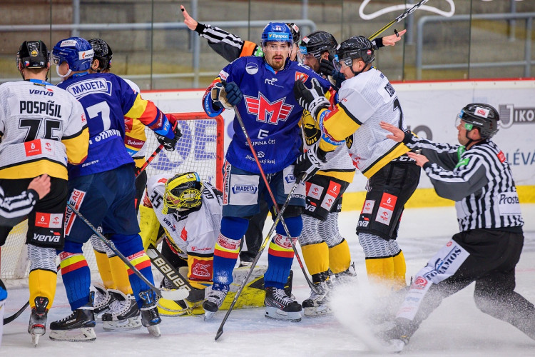 FOTOGALERIE: Druhé vítězství v řadě. Motoru se začíná dařit, v Budvar aréně přehrál Litvínov 4:3