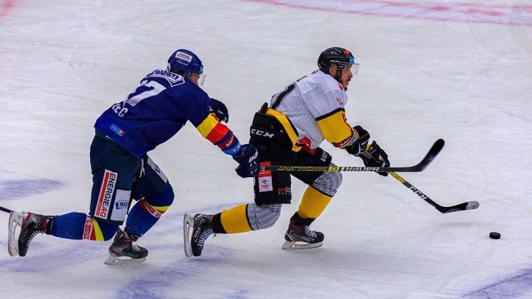 FOTOGALERIE: Druhé vítězství v řadě. Motoru se začíná dařit, v Budvar aréně přehrál Litvínov 4:3