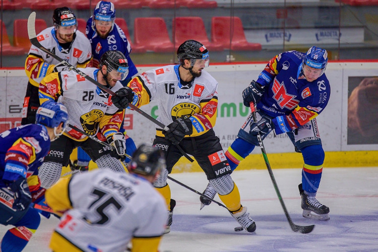 FOTOGALERIE: Druhé vítězství v řadě. Motoru se začíná dařit, v Budvar aréně přehrál Litvínov 4:3
