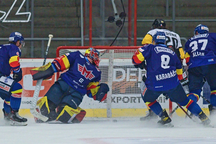 FOTOGALERIE: Druhé vítězství v řadě. Motoru se začíná dařit, v Budvar aréně přehrál Litvínov 4:3