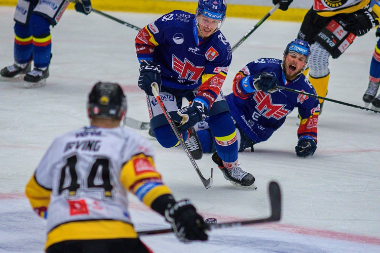 FOTOGALERIE: Druhé vítězství v řadě. Motoru se začíná dařit, v Budvar aréně přehrál Litvínov 4:3