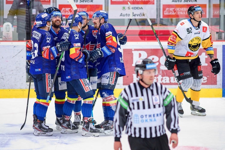 FOTOGALERIE: Druhé vítězství v řadě. Motoru se začíná dařit, v Budvar aréně přehrál Litvínov 4:3