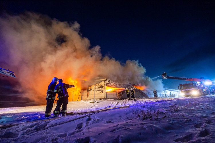 GALERIE: V Sendražicích hořela skladovací hala na plasty a pneumatiky