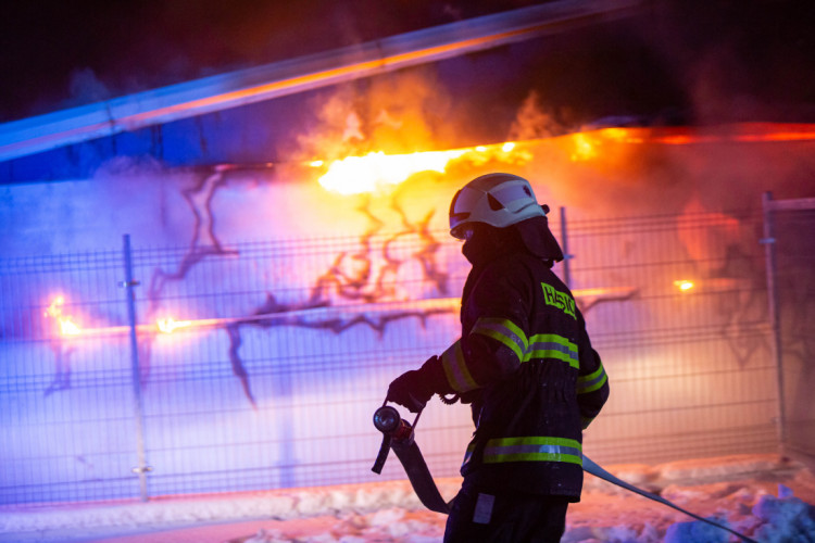 GALERIE: V Sendražicích hořela skladovací hala na plasty a pneumatiky