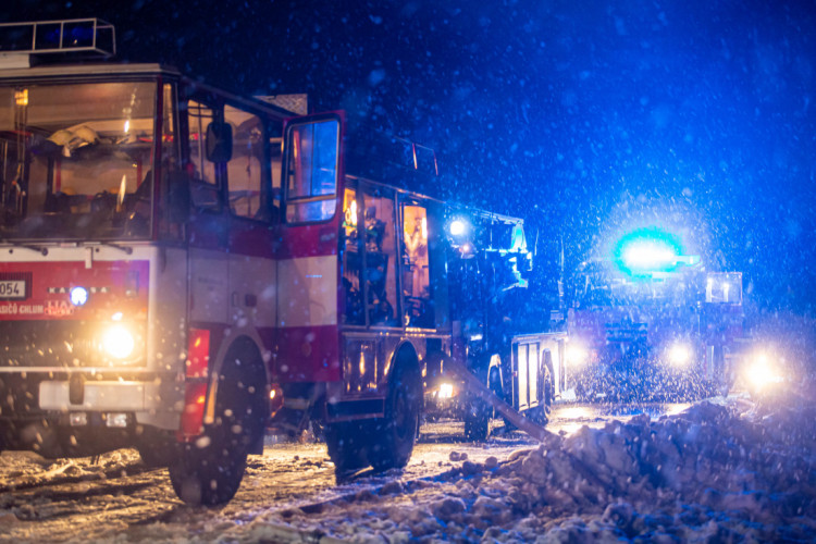 GALERIE: V Sendražicích hořela skladovací hala na plasty a pneumatiky