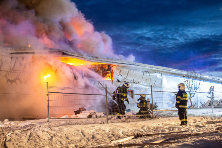 GALERIE: V Sendražicích hořela skladovací hala na plasty a pneumatiky
