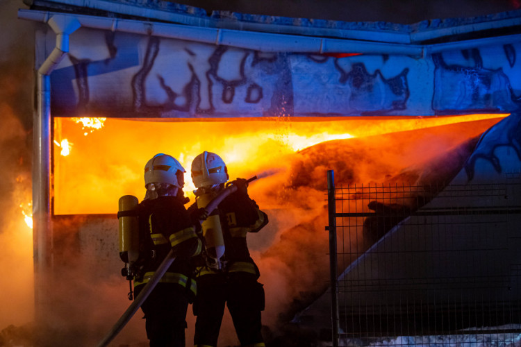 GALERIE: V Sendražicích hořela skladovací hala na plasty a pneumatiky