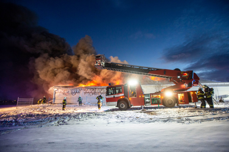 GALERIE: V Sendražicích hořela skladovací hala na plasty a pneumatiky