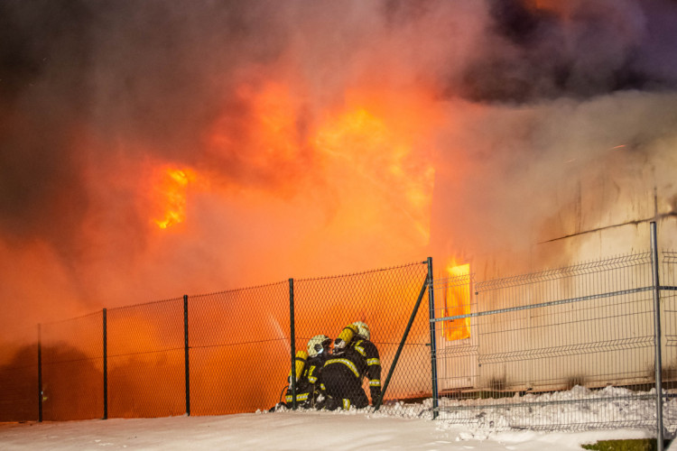 GALERIE: V Sendražicích hořela skladovací hala na plasty a pneumatiky