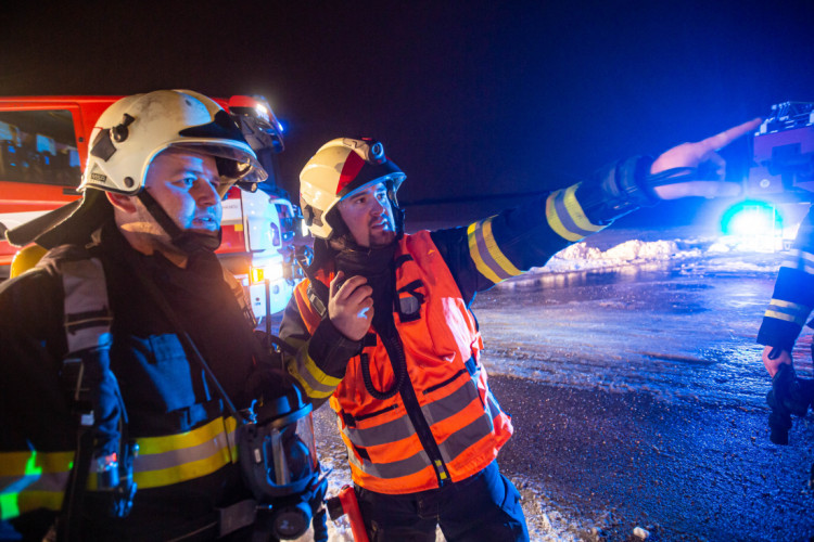 GALERIE: V Sendražicích hořela skladovací hala na plasty a pneumatiky