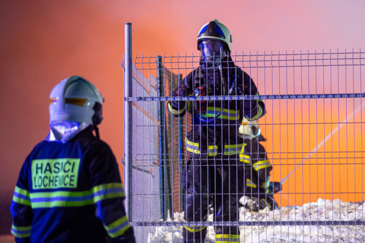 GALERIE: V Sendražicích hořela skladovací hala na plasty a pneumatiky