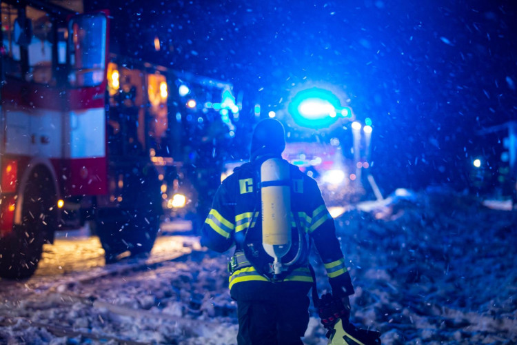 GALERIE: V Sendražicích hořela skladovací hala na plasty a pneumatiky