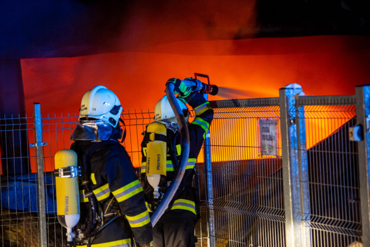 GALERIE: V Sendražicích hořela skladovací hala na plasty a pneumatiky