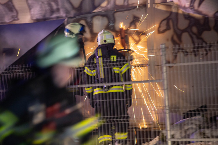 GALERIE: V Sendražicích hořela skladovací hala na plasty a pneumatiky