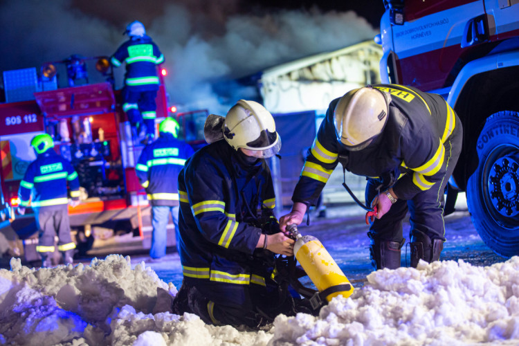 GALERIE: V Sendražicích hořela skladovací hala na plasty a pneumatiky