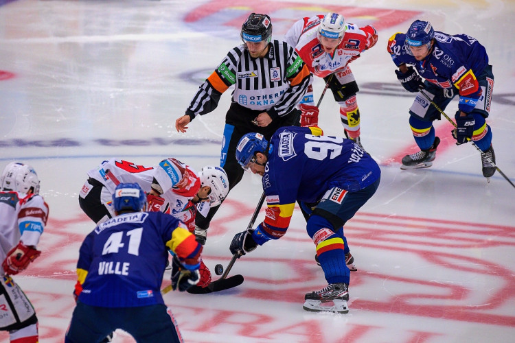 FOTOGALERIE: Konec úspěšné série. Budvar aréna po čtyřech zápasech padla, vyloupily ji Pardubice