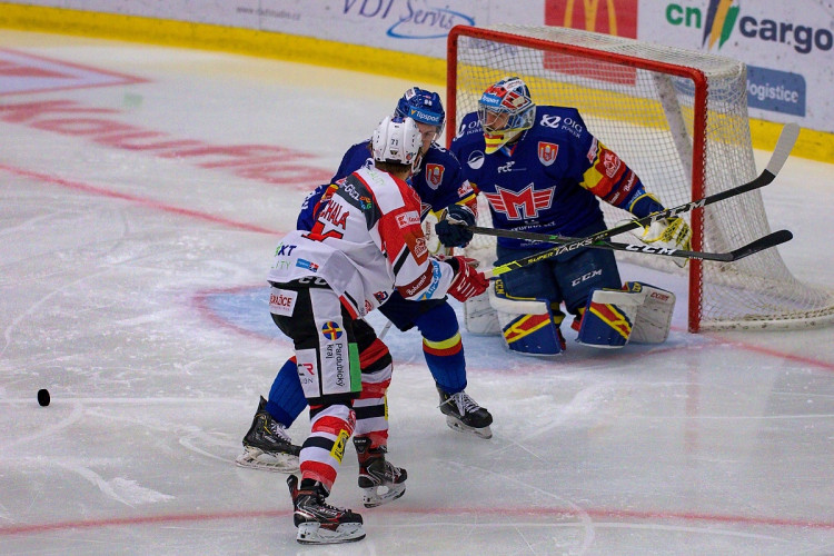 FOTOGALERIE: Konec úspěšné série. Budvar aréna po čtyřech zápasech padla, vyloupily ji Pardubice