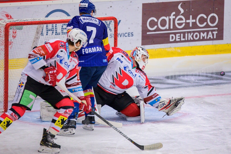 FOTOGALERIE: Konec úspěšné série. Budvar aréna po čtyřech zápasech padla, vyloupily ji Pardubice