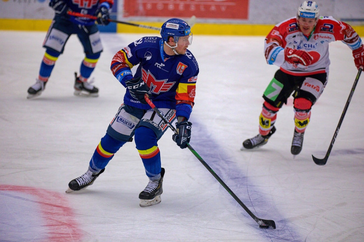 FOTOGALERIE: Konec úspěšné série. Budvar aréna po čtyřech zápasech padla, vyloupily ji Pardubice