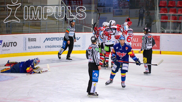 FOTOGALERIE: Konec úspěšné série. Budvar aréna po čtyřech zápasech padla, vyloupily ji Pardubice