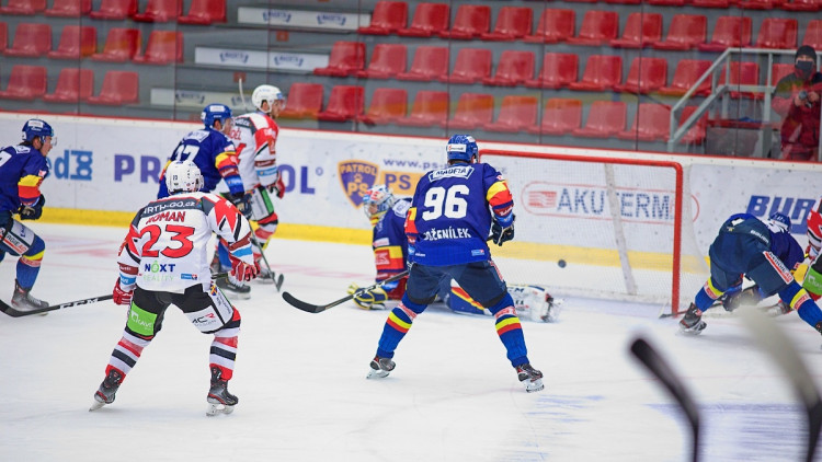 FOTOGALERIE: Konec úspěšné série. Budvar aréna po čtyřech zápasech padla, vyloupily ji Pardubice